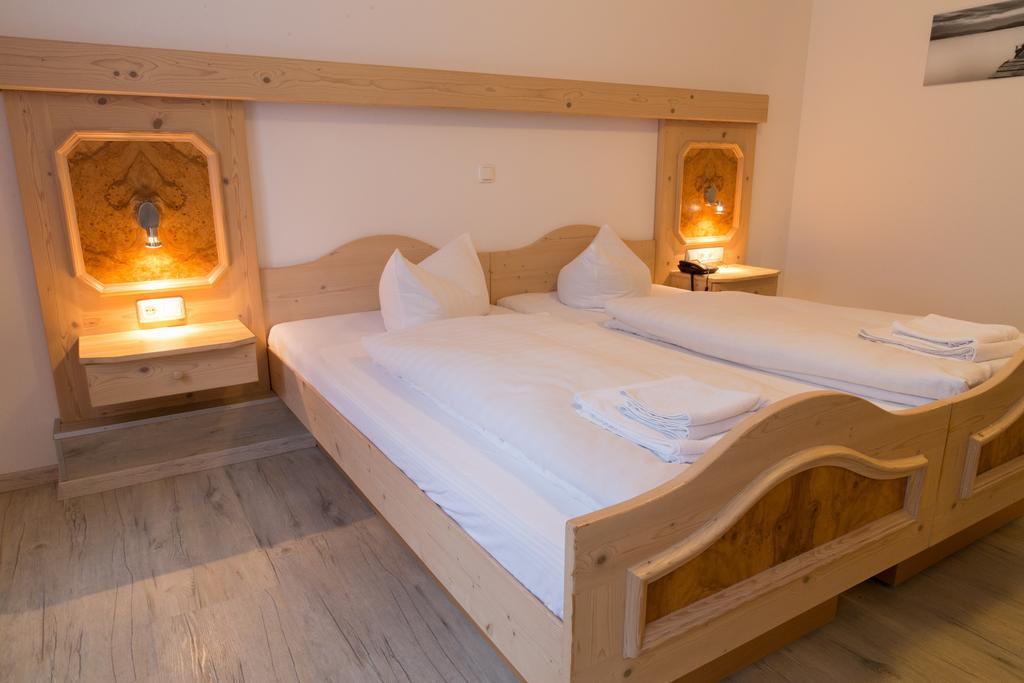 Hotel Krone Königsbrunn Pokoj fotografie