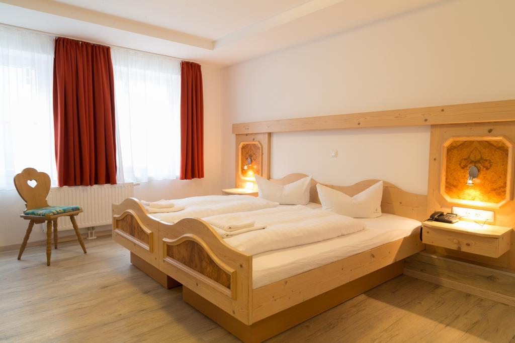 Hotel Krone Königsbrunn Pokoj fotografie