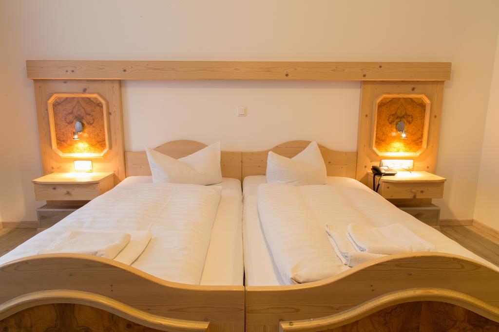 Hotel Krone Königsbrunn Pokoj fotografie